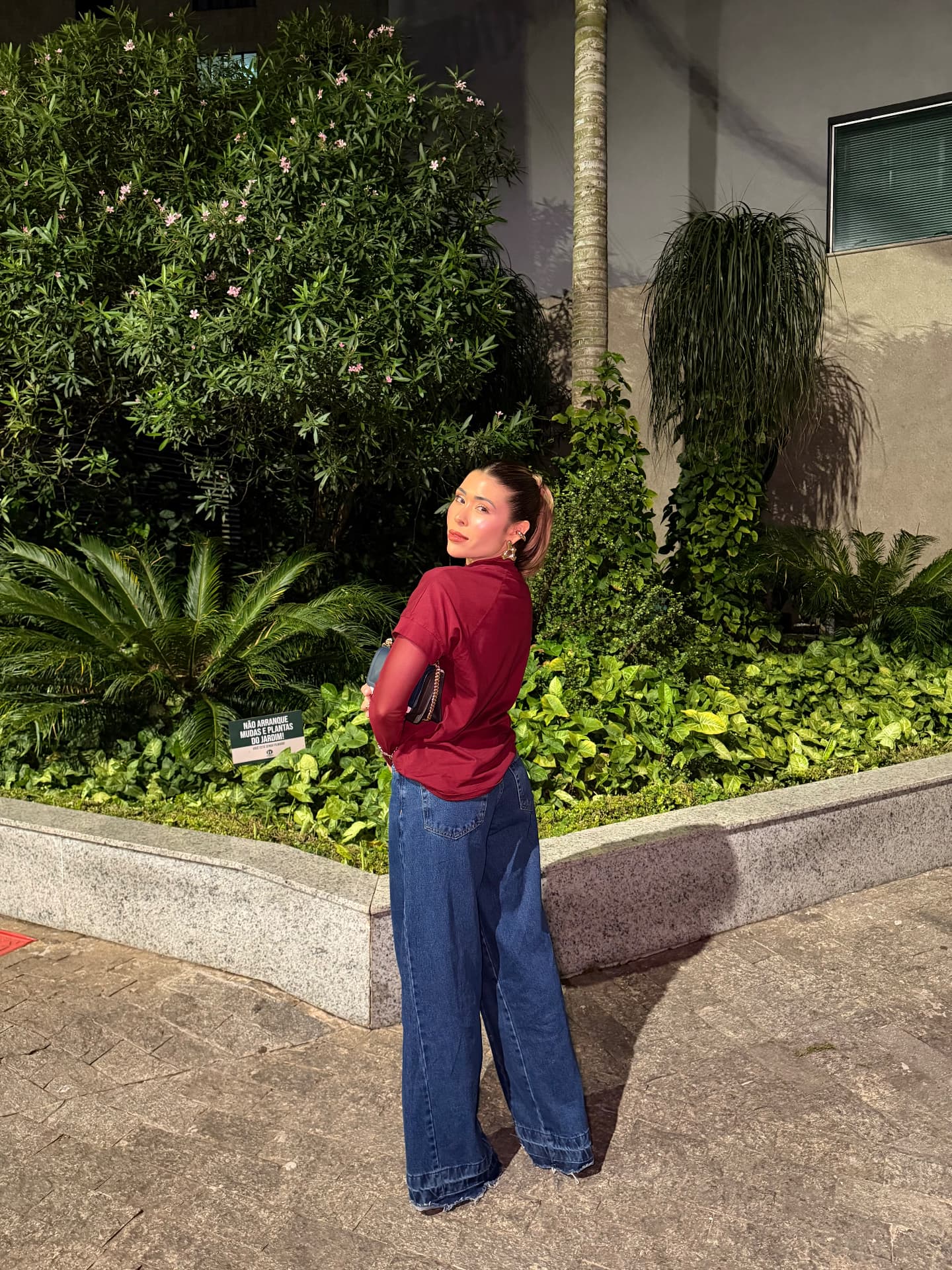 Larissa Gomes com blusa vinho e calça jeans